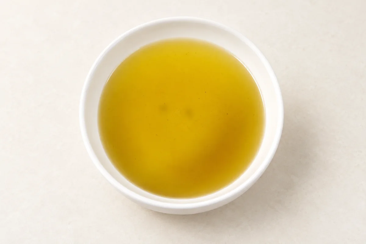 Белый куриный бульон консомэ